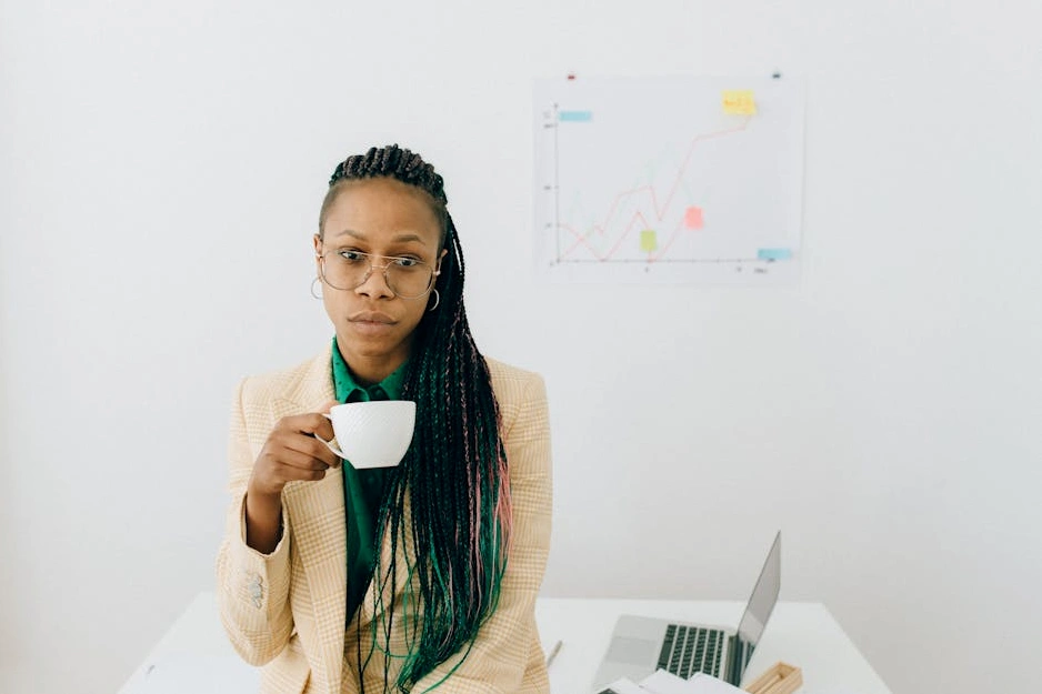 Finansal raporları inceleyen profesyonel bir kadın